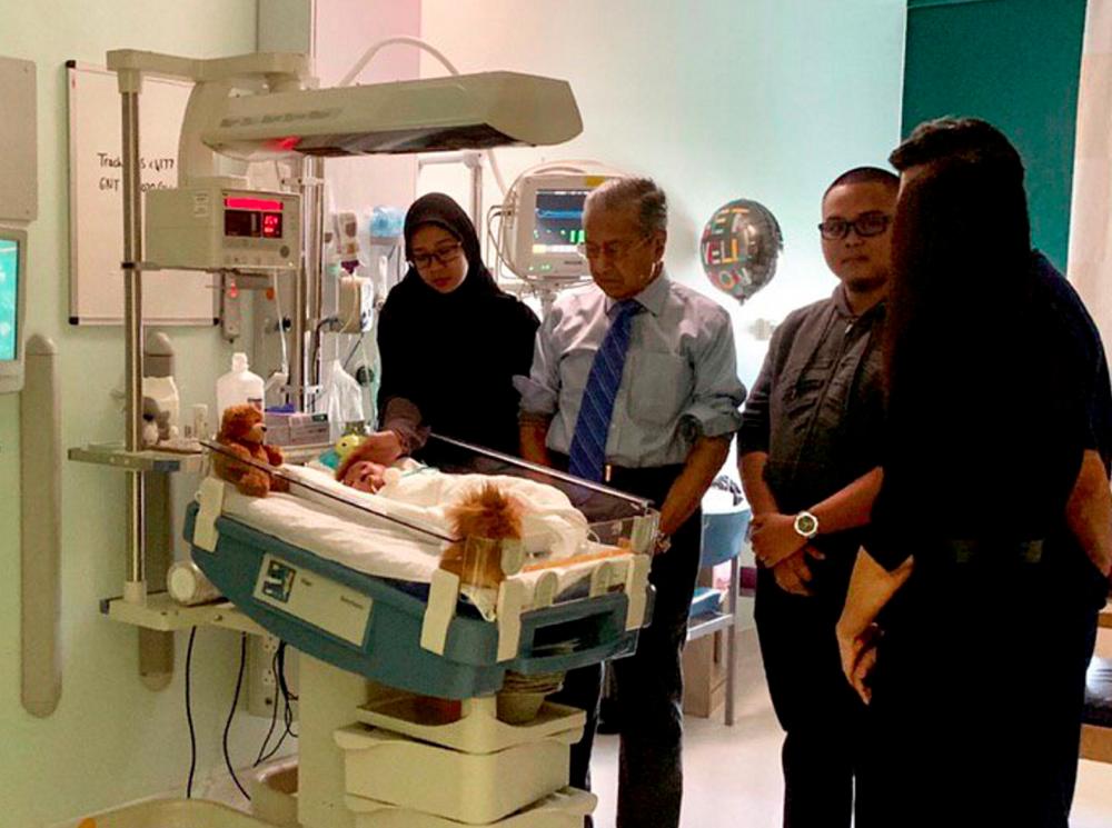 Prime Minister Tun Dr Mahathir Mohamad spent his time visiting Ainul Mardhiah Ahmad Safiuddin in London today. — Bernama