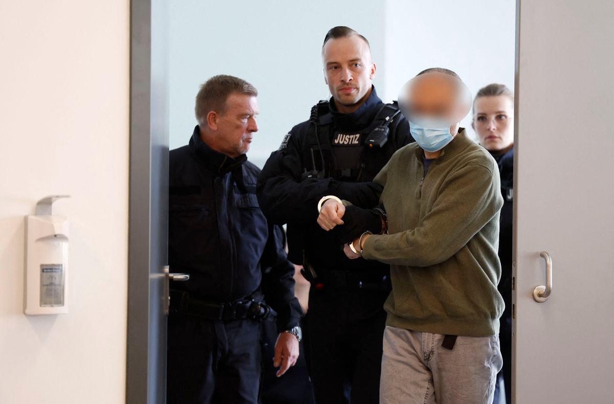 Defendant Jian G. (R), a former assistant to then-member of the European Parliament Maximilian Krah, of the far-right Alternative for Germany (AFD) party, enters the courtroom of the higher regional court in Dresden, eastern Germany, on September 30, 2025. (Photo by Odd ANDERSEN / POOL / AFP)
