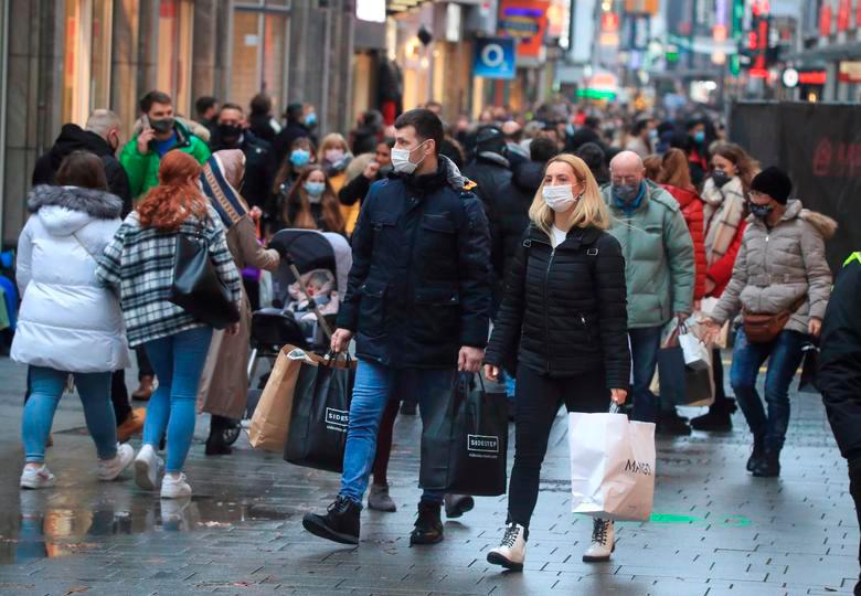 FILE PHOTO: Christmas shoppers wear mask and fill Cologne’s main shopping street Hohe Strasse (High Street) during the spread of the coronavirus (Covid-19) pandemic in Cologne, Germany, 12, December, 2020. REUTERSpix