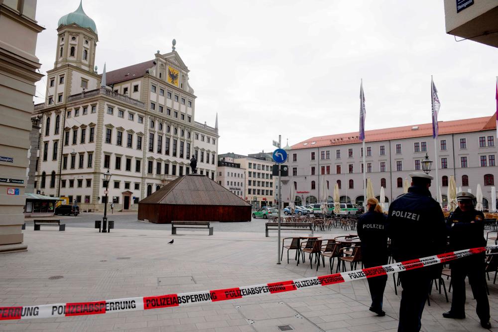 Police have cordoned off the area in front of the city hall of southern town of Augsburg, on March 26, 2019 after receiving emails threatening bomb attacks. — AFP / dpa