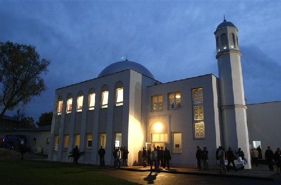 Mosque closures to protect elderly: US Muslim journalist