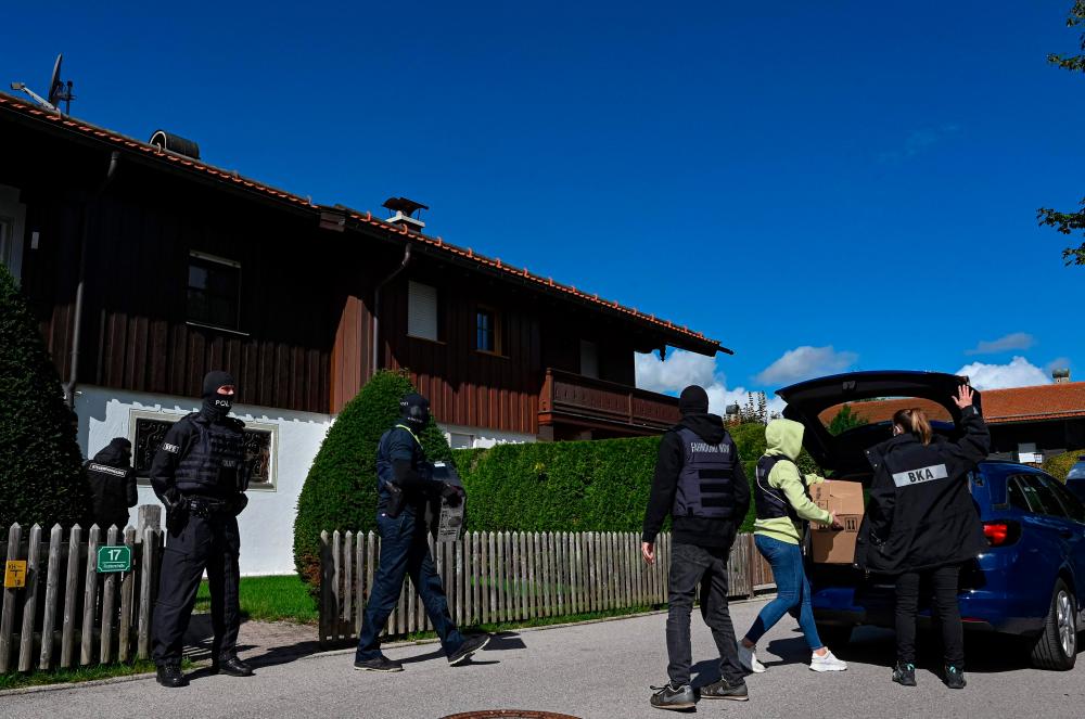 Ploice, tax investigation and Federal Criminal Police officers carrie boxes and computers during a raid against a property that allegedly belongs to a Russian oligarch close to Putin, in Rottach-Egern near the resort town of Tegernsee, southern Germany, on September 21, 2022. AFPPIX