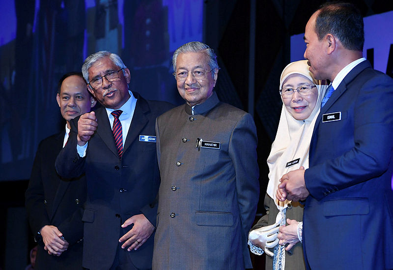 From left: MACC Chief Commissioner Datuk Seri Mohd Shukri Abdull, National Centre for Governance, Integrity and Anti-Corruption (GIACC) Director-General Tan Sri Abu Kassim Mohamed, Prime Minister Tun Dr Mahathir Mohamad, Deputy Prime Minister Datuk Seri Dr Wan Azizah Wan Ismail and Chief Secretary to the Government (KSN), Datuk Seri Dr Ismail Bakar, during the launch of NACP, on Jan 29, 2019. — Bernama