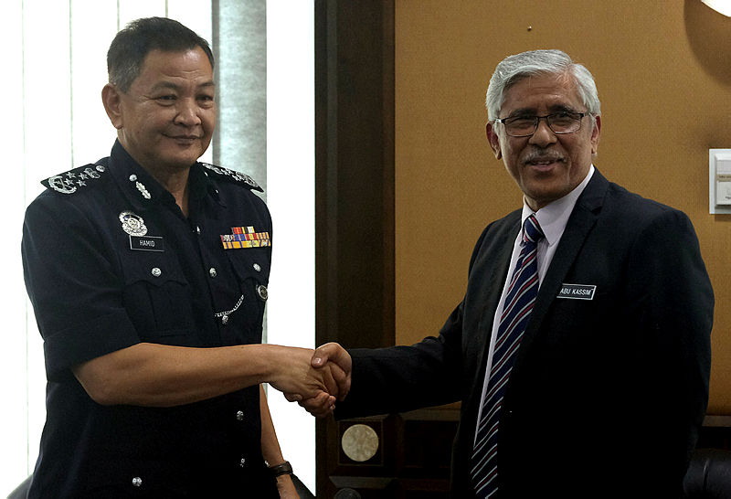 Inspector-General of Police (IGP) Datuk Seri Abdul Hamid Bador (L) and GIACC Director-General Tan Sri Abu Kassim Mohamed shake hands after a discussion held on May 10, 2019, between the PDRM and the National Governance, Integrity and Anti-Corruption Centre (GIACC). — Bernama