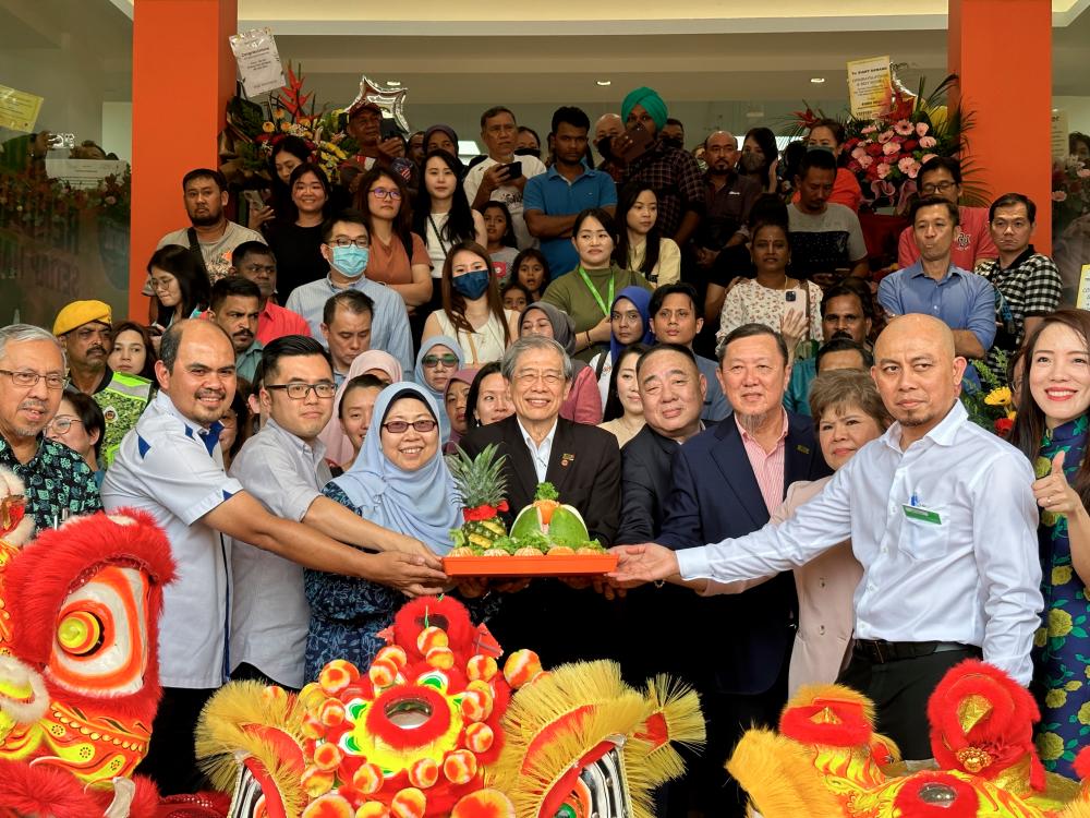 Deputy Minister of Domestic Trade and Costs of Living, Fuziah Salleh (centre from left) present during Giant Rawang’s launching ceremony on Sept 15.