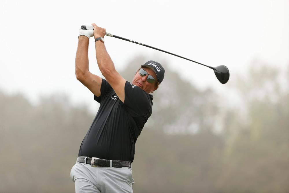 Mickelson shuts out noise in bid for elusive US Open title