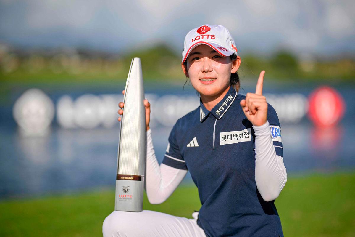 Youmin Hwang of South Korea poses with the winners trophy following her victory in the final round of the LOTTE Championship presented by Hoakalei 2025 at Hoakalei Country Club on October 04, 2025. (Photo by Orlando Ramirez / GETTY IMAGES NORTH AMERICA / AFP)