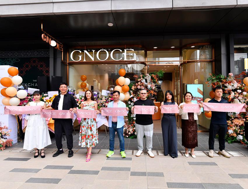 $!Lin (fourth from left) officiates the opening with Gnoce Jewelry’s leadership team, marking a new chapter of elegance and creativity.