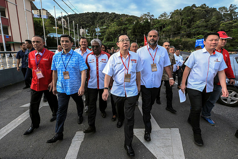 Gobind (2nd R) with DAP Secretary General Lim Guan Eng (3rd R), PKR Deputy President Datuk Seri Azmin Ali (2nd L) and PH’s candidate for the Cameron Highlands M. Manogaran (3rd L), on nomination day, on Dec 12, 2018. — Bernama