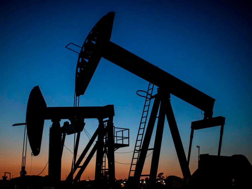 Oil pumpjacks operate at dusk Willow Springs Park in Long Beach, California. – AFPpic