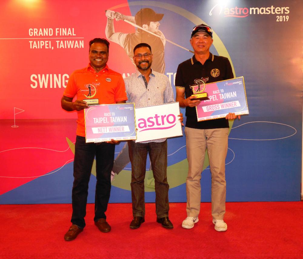 Gross champion Eric Foo (right) and Nett Champion, S. Maniam (left) with Astro Masters 2019 Organising Chairman, P. Jeganathan