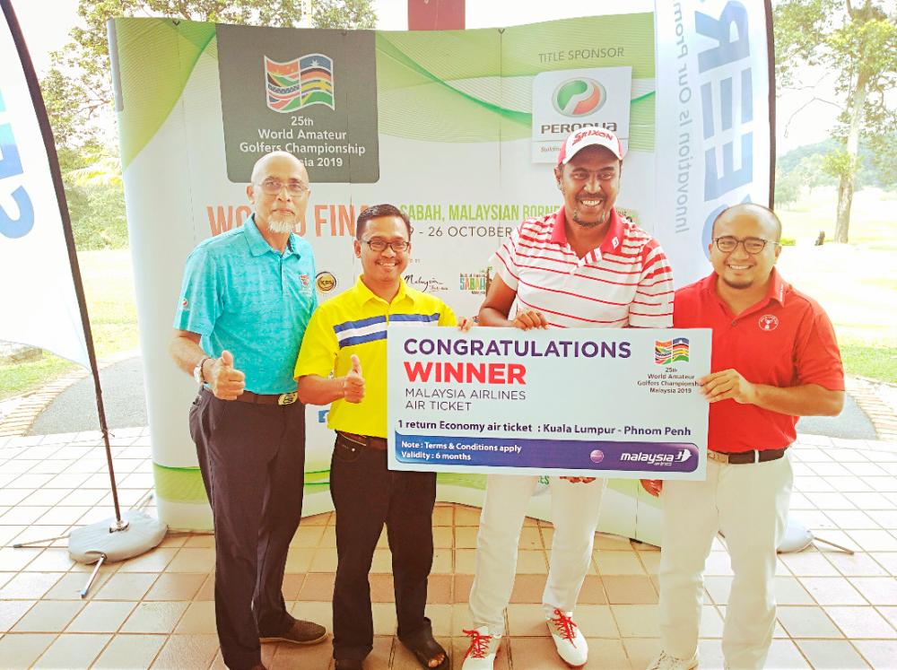 From left: WAGC Organising Chairman Lokman Ishak, Head of Business Development Malaysia Airline, Mustapha Kamal, lucky draw winner, Safiallah Zakaria, and Johan Fariz of Danau.