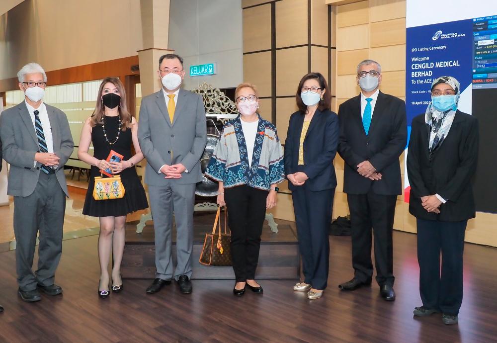(From left) Cengild executive director Emeritus Professor Datuk Dr Goh Khean Lee, Hong Leong Investment Bank group MD/CEO Lee Jim Leng, Cengild executive chairman Datuk Dr Tan Huck Joo, Cengild director Dr Chong Su-Lin, CEO Lily Yap, executive director Dr Mohamed Akhtar Mohamed Ditali Qureshi and director Dr Azrina Abu Bakar.