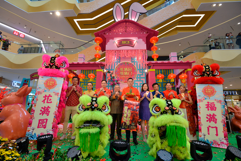 From left, Mr Allan Tay, Assistant General Manager of Sunway Big Box & Sunway Citrine Hub, Mr Danny Lee, General Manager of Sunway Putra Mall, Mr Jason Chin, General Manager of Sunway Pyramid, Mr KS Wong, Senior General Manager of Sunway Malls, Mr HC Chan, Chief Executive Officer, CEO of Sunway Malls & Theme Parks, Ms Phang Sau Lian, Senior General Manager of Sunway Velocity Mall, Mr Chai Wen Yew, General Manager of Sunway Carnival Mall, Mr Albert Cheok, Assistant General Manager of Sunway Giza Mall, Ms Loo Hoey Theen, General Manager of Sunway Malls Marketing, Business Innovation & eMall $!From left, Mr Allan Tay, Assistant General Manager of Sunway Big Box & Sunway Citrine Hub, Mr Danny Lee, General Manager of Sunway Putra Mall, Mr Jason Chin, General Manager of Sunway Pyramid, Mr KS Wong, Senior General Manager of Sunway Malls, Mr HC Chan, Chief Executive Officer, CEO of Sunway Malls & Theme Parks, Ms Phang Sau Lian, Senior General Manager of Sunway Velocity Mall, Mr Chai Wen Yew, General Manager of Sunway Carnival Mall, Mr Albert Cheok, Assistant General Manager of Sunway Giza Mall, Ms Loo Hoey Theen, General Manager of Sunway Malls Marketing, Business Innovation & eMall