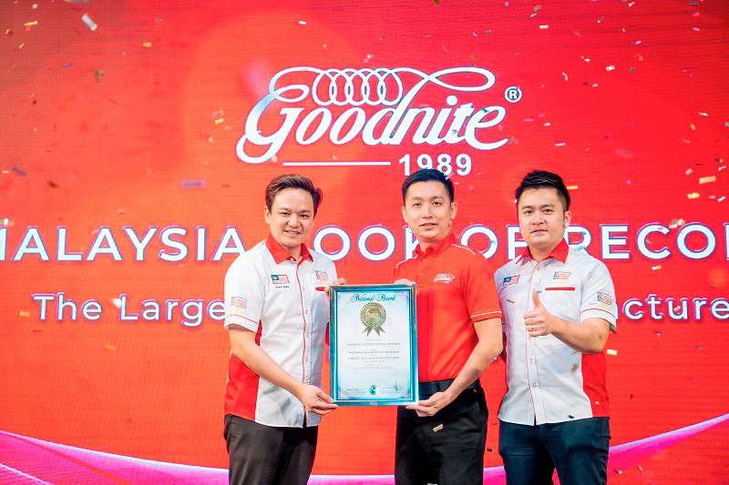 Goodnite has been certified by the Malaysia Book of Records as “Malaysia’s Largest Mattress Manufacturer”. Goodnite Group CEO Yek Ming Teo (Middle) receive the award.