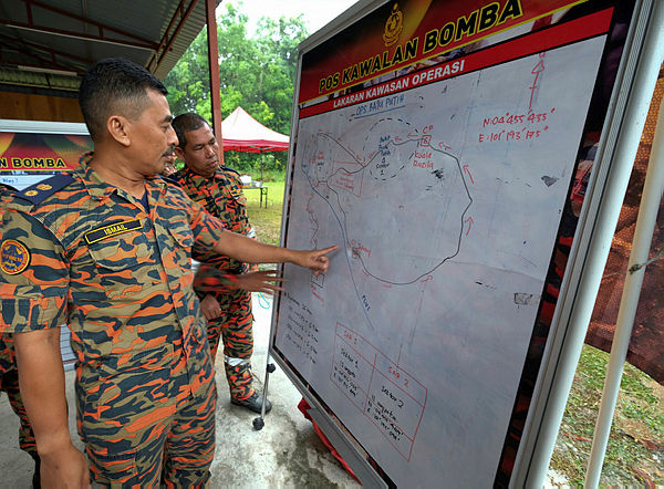 The Special Tactical Operation and Rescue Team of Malaysia (STORM) presenting their plan for the search and rescue of the missing Gopeng Ultra Trail participant, Mohammad Ashraf Hassan, 29 at Kampung Pintu Padang on April 1.
