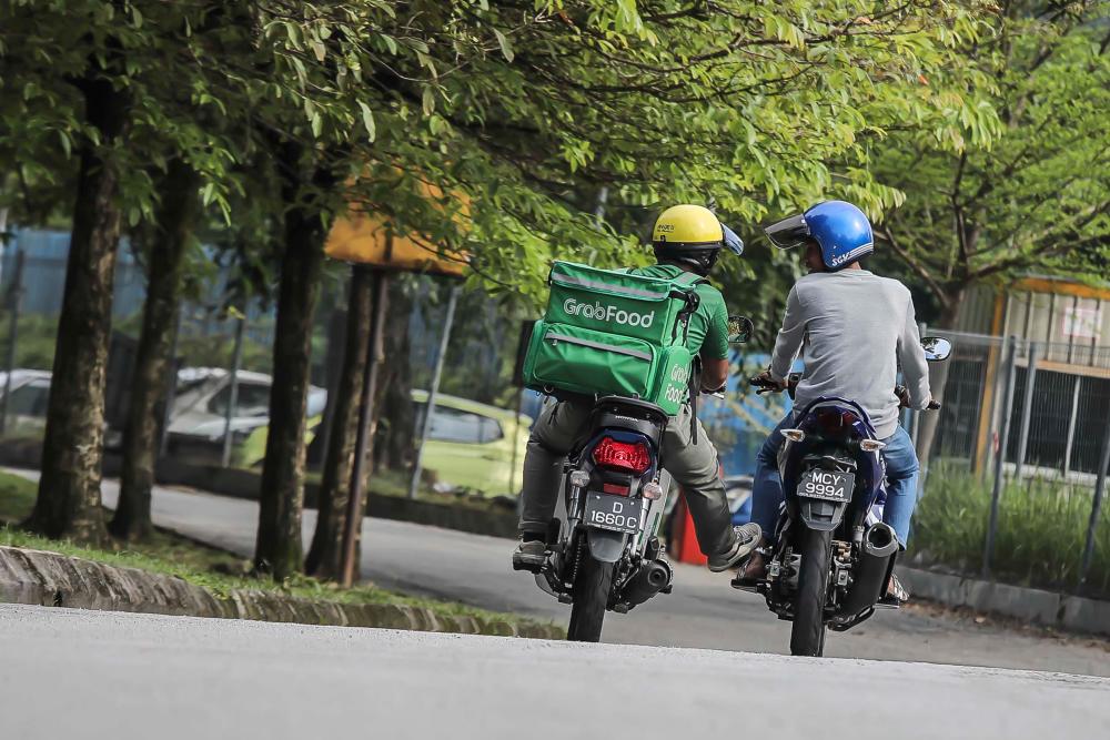 $!He is seen to help a motorist who was in dire straits despite having a hectic day. - ADIB RAWI YAHYA/THESUN