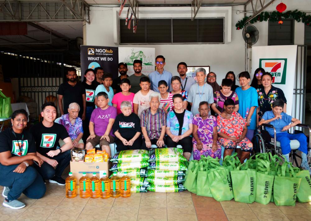 The residents of Grace Home Klang and volunteers from 7-Eleven Malaysia and NGOHub Asia.