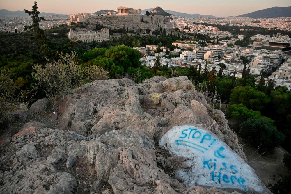 This picture shows a popular tourist stop overlooking the Acropolis on June 29, 2020 as tourists travelling to Greece will be required from July 1 to complete an online questionnaire 48 hours in advance to determine whether they need to be tested for coronavirus on arrival. / AFP / Louisa GOULIAMAKI