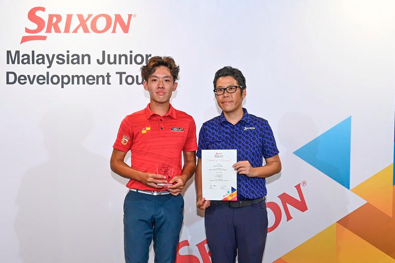 Gross Category, Boy’s 16-18 Austin Gan Zi Ming with Mr. Takuya Ono, Managing Director Dunlop Srixon Sports Asia Sdn, Bhd. $!Gross Category, Boy’s 16-18 Austin Gan Zi Ming with Mr. Takuya Ono, Managing Director Dunlop Srixon Sports Asia Sdn, Bhd.