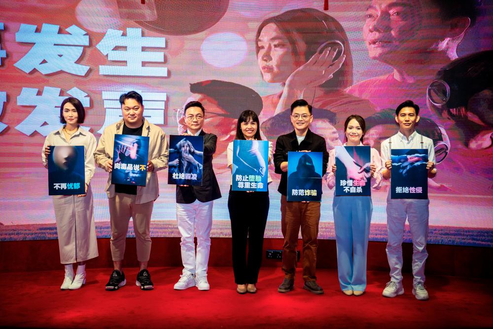 Jment Lim (third from the left), Deputy Communications Minister Teo Nie Ching (centre), and guests during the launching event.