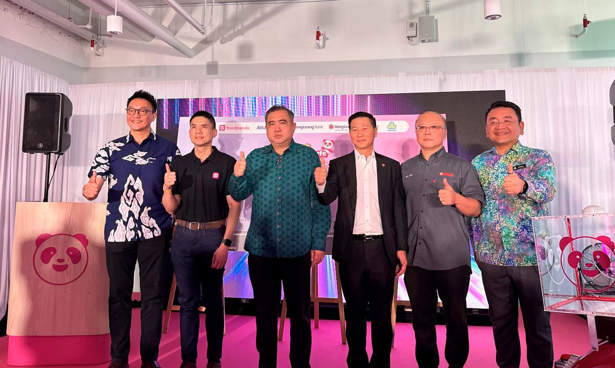 Hong Leong Bank will deliver its award-winning HLB DuitSmart financial literacy workshop to foodpanda delivery partners as part of the newly launched pandasafe rider safety program, officiated today by YB Anthony Loke, Minister of Transport Malaysia.