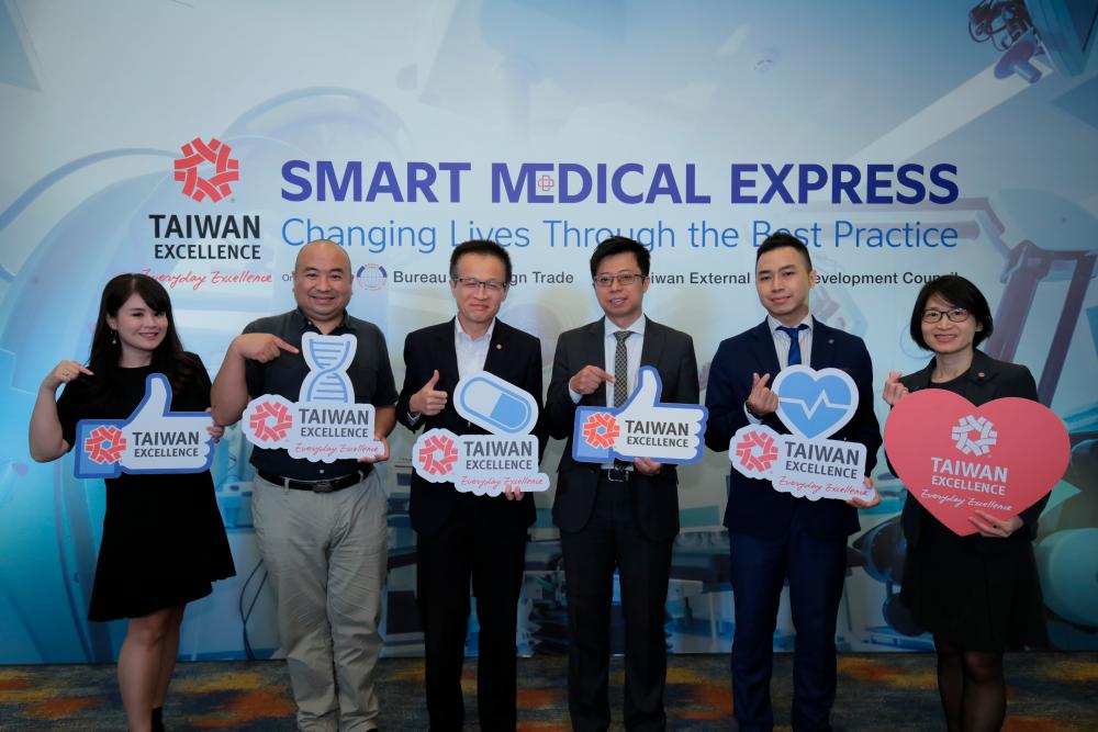 From left: Doctor’s Friend sales manager Karen Chang, MedicalTek marketing &amp; sales director Nick Liu, Taitra executive director Mark Wu, Asiatic Fiber sales manager Will Chiang, Mediland international sales manager Ray Yang and Taitra deputy executive director of strategic marketing department Michelle Lin at the Taiwan Excellence Smart Medical Express online product launch.