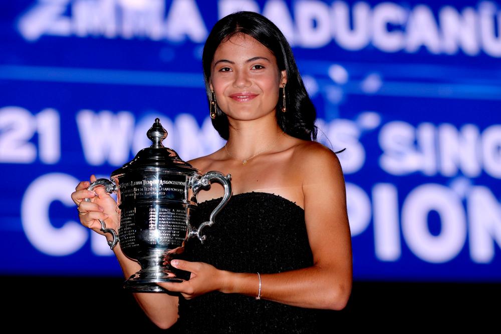 Raducanu poses with the championship trophy after defeating Leylah Annie Fernandez during their Women’s Singles final match on Day Thirteen of the 2021 US Open at the USTA Billie Jean King National Tennis Center. – AFPPIX