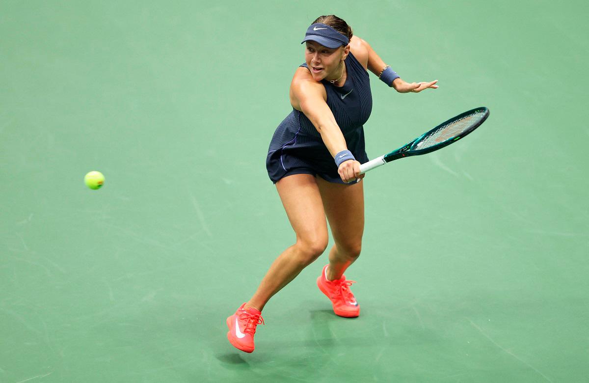 Amanda Anisimova of the United States plays a backhand against Aryna Sabalenka during their Women’s Singles Final match. - CLIVE BRUNSKILL / GETTY IMAGES NORTH AMERICA / AFP