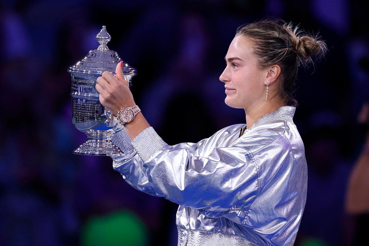 Aryna Sabalenka poses with her trophy after defeating Amanda Anisimova of the United States during their Women’s Singles Final match. - Clive Brunskill/Getty Images/AFP