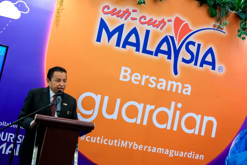 $!Ammar launching the “Cuti-Cuti Malaysia Bersama Guardian” campaign.