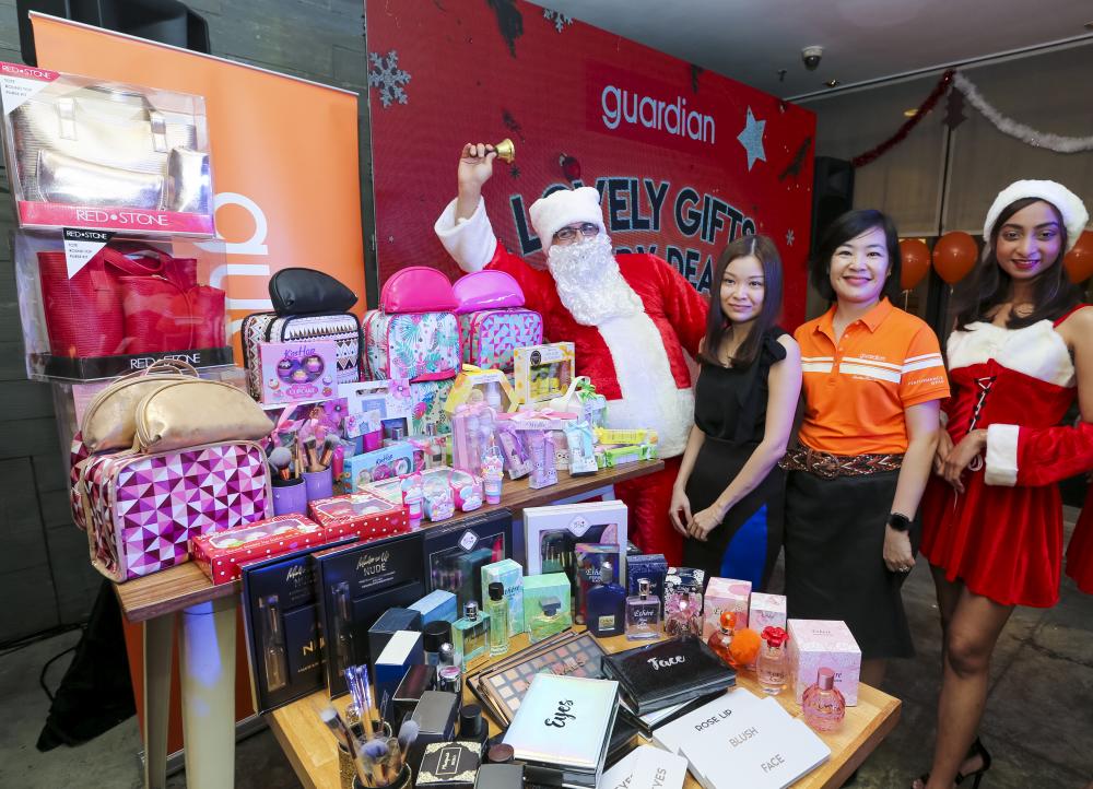Wong (second from right) with the Guardian gift sets.