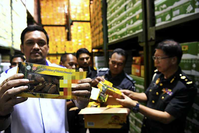 Penang’s Domestic Trade and Consumer Affairs Ministry director, Mohd Ridzuan Abdul Ghapar, shows the dates seized, on April 24, 2019 — Bernama