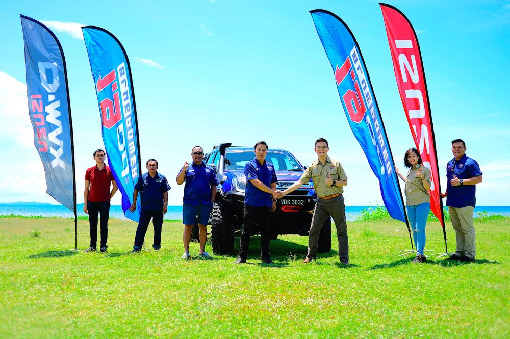 $!Pengurus pemasaran Isuzu Malaysia Alan Lee (ketiga dari kanan) menyerahkan ‘Blue Monster’ kepada presiden Sabah Four Wheel Drive Association, Faez Nordin (keempat dari kiri).