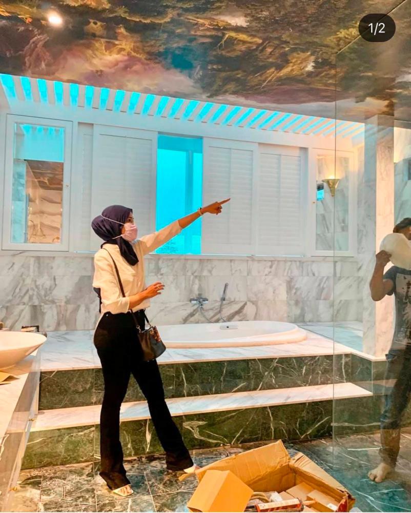 $!Hanis Zalikha criticised for decorating bathroom ceiling with wallpaper