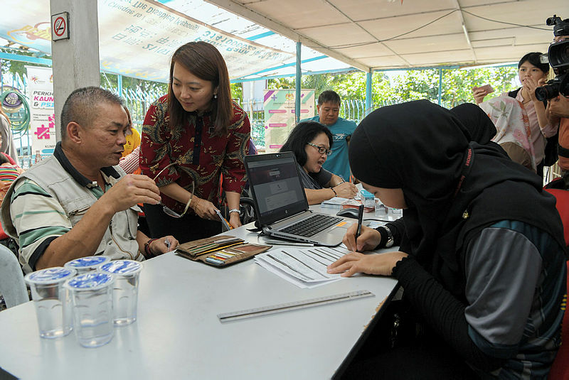 Deputy Women, Family and Community Development Minister Hannah Yeoh speaks to an occupant of the Beautiful Gate Foundation for the Disabled, on Feb 23, 2019. — Bernama