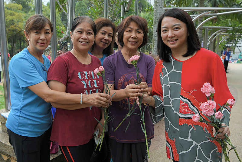Deputy Women, Family and Community Development Minister Hannah Yeoh (R) poses with residents of Tasik Manjalara during the Mother’s Day walkabout programme, on May 11, 2019. — Bernama