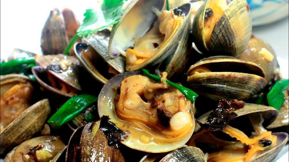 $!Savoury clams in black bean sauce. – PIC FROM YOUTUBE @HAPPY WOK