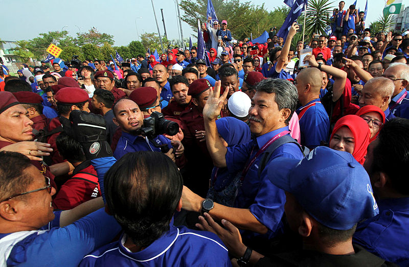 Supperters of Barisan Nasional’s candidate from the Rantau by election, Datuk Seri Mohamad Hasan, came in droves to pledge support for him on nomination day, on March 30, 2019. — Bernama