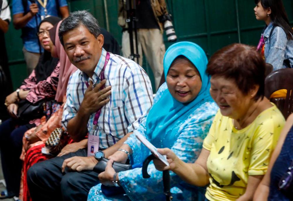 Datuk Seri Mohamad Hassan (3rd R) with his wife Datin Seri Raja Salbiah Tengku Nujumudin (2nd R), at the polling centre in SJKC Chung Hua, on April 13, 2019. — Sunpix by Ashraf Shamsul