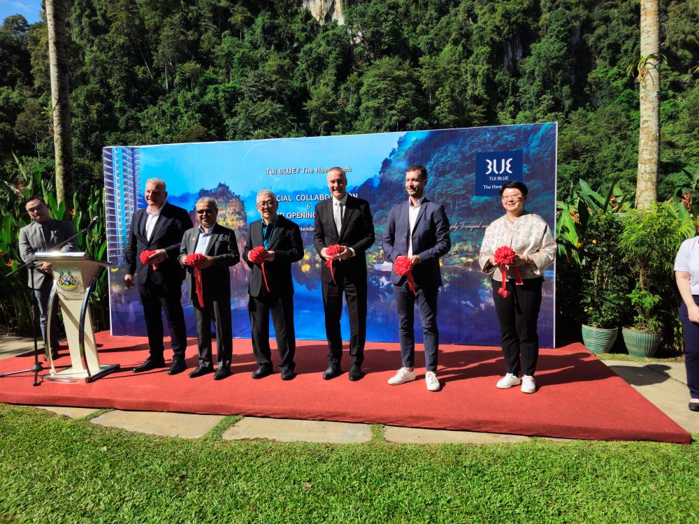 Chan (third from left) and Rumaizi (second from left) at the event to mark the collaboration between The Haven Resort and Tui Blue.