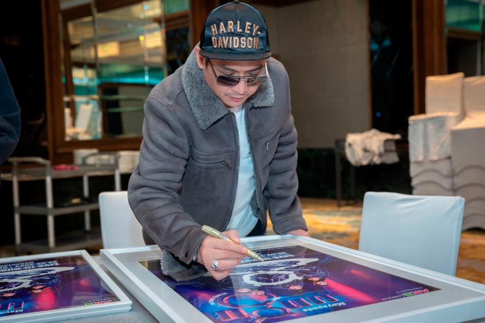 Ungu’s frontman Pasha signing poster for fans. $!Ungu’s frontman Pasha signing poster for fans.