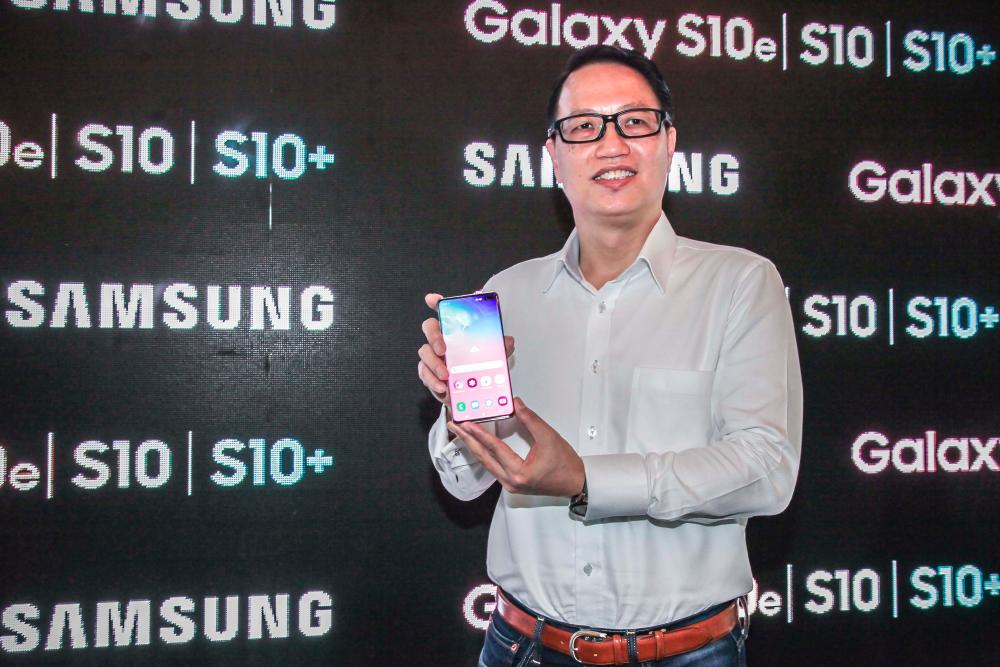 Head of IM Product Marketing Samsung Malaysia Electronics Wong Peng Yew shows off the new Samsung Galaxy S10 during the device’s launch at Botanicu+Lo at Bangsar South, Kuala Lumpur. — Sunpix by Adib Rawi Yahya
