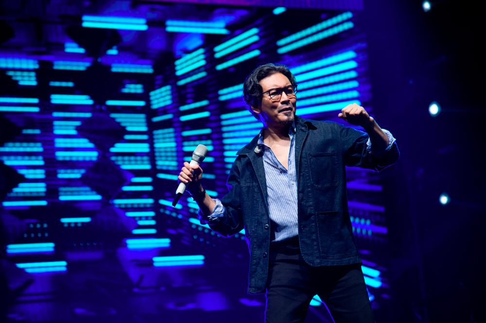 Anuar Zain entertains the crowd with his well-known hits.