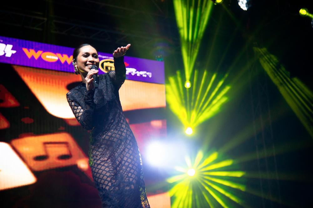 Popular singer Dayang Nurfaizah lights up the stage. $!Popular singer Dayang Nurfaizah lights up the stage.