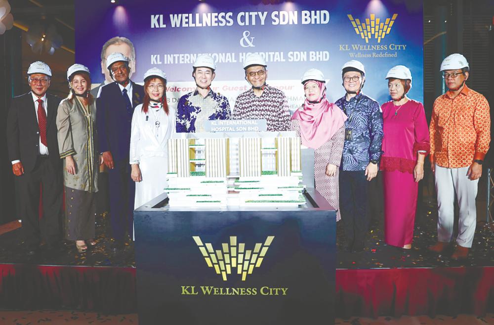 (Starting fourth from left) Seputeh MP Teresa Kok, Lee, Dzulkefly and Member of the Selangor State Executive Council (Women and Family Empowerment, Social Welfare &amp; Care Economy) Anfaal Saari at the launch of KLIH, flanked by the KL Wellness City management team.