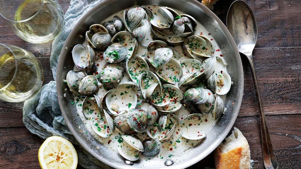 Tender clams in rich garlic butter sauce. – PIC FROM YOUTUBE @HEINEN