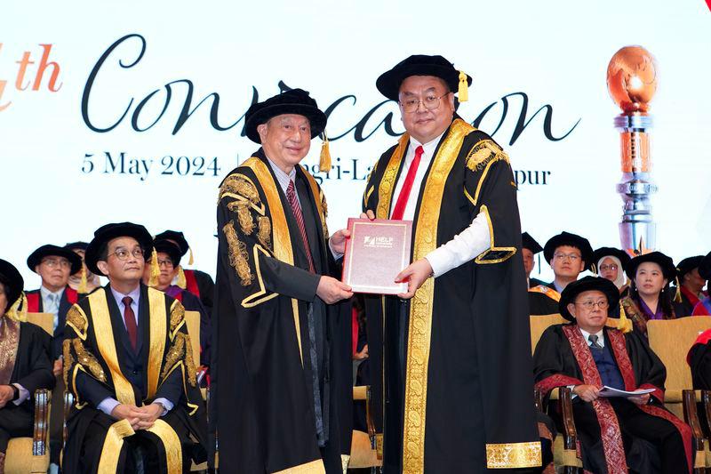 Dr Chan presenting the Distinguished Entrepreneur Award to Yeat at the convocation ceremony