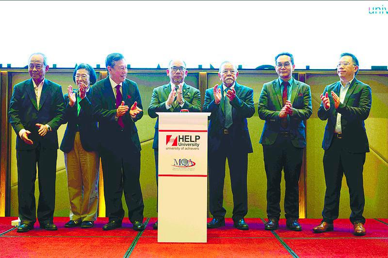 $!L to R - Tan Sri Dato' Sri Dr. Sulaiman Bin Mahbob, Datin Chan-Low Kam Yoke, Datuk Prof Dr Paul Chan, Dato' Professor Dr Mohammad Shatar Sabran, Prof Emeritus Tan Sri Datuk Seri Panglima Dr Abu Hassan Othman, Prof Dr Liew Teik Kooi and Adam Chan