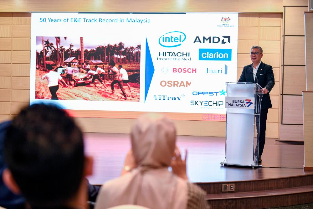 Tengku Zafrul delivering his keynote address during the Bursa Malaysia-HLIB Stratum Focus Series on the theme: ‘Semicon: Light at The End of The Tunnel?’ at Bursa Malaysia today. – Bernamapic